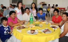 Foto de la galería: Ricky Maravilla brindó un show en Menor Hermanos SA