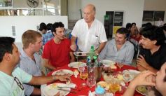 Foto de la galería: Ricky Maravilla brindó un show en Menor Hermanos SA