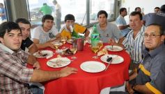 Foto de la galería: Ricky Maravilla brindó un show en Menor Hermanos SA