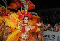 Sixto Fotografías. Sociedad. Carnaval - Segunda noche de los carnavales misioneros en el cuarto tramo de la costanera