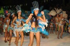 Sixto Fotografías. Sociedad. Carnavales Posadeños - Desfile de comparsas en el barrio Miguel Lanús