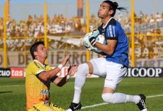Sixto Fotografías. Deportes. B Nacional - Crucero del Norte 1-Gimnasia de la Plata 1