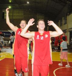 Foto de la galería: Tokio ganó en la última jugada frente a Parque Sur