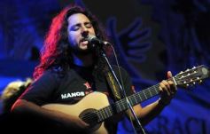 Foto de la galería: Peteco Carabajal en el Día de la Memoria