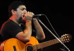 Foto de la galería: Peteco Carabajal en el Día de la Memoria