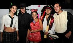 Foto de la galería: Julieta Oggier celebró su cumple con disfraces