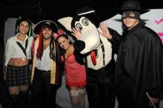 Foto de la galería: Julieta Oggier celebró su cumple con disfraces