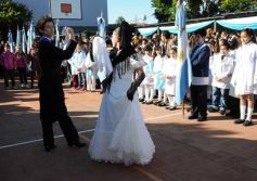 Foto de la galería: Emotiva “Promesa de Lealtad” a la Bandera en el Hogar de Día