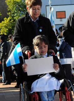 Foto de la galería: Emotiva “Promesa de Lealtad” a la Bandera en el Hogar de Día