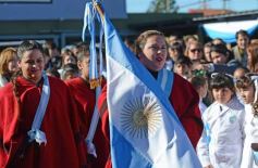 Foto de la galería: Emotiva “Promesa de Lealtad” a la Bandera en el Hogar de Día