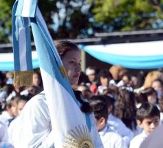 Foto de la galería: Emotiva “Promesa de Lealtad” a la Bandera en el Hogar de Día