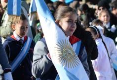 Foto de la galería: Emotiva “Promesa de Lealtad” a la Bandera en el Hogar de Día