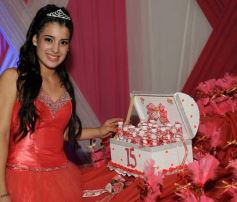 Foto de la galería: Carolina Ruiz festejó sus 15 con una gran fiesta en Luz y Fuerza