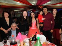 Foto de la galería: Carolina Ruiz festejó sus 15 con una gran fiesta en Luz y Fuerza