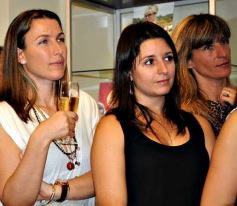 Foto de la galería: Karina Rabolini presentó sus gafas en Óptica del Sol