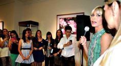 Foto de la galería: Karina Rabolini presentó sus gafas en Óptica del Sol