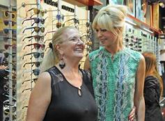 Foto de la galería: Karina Rabolini presentó sus gafas en Óptica del Sol