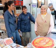Foto de la galería: Productores del Mercado Concentrador expusieron frente a la Legislatura