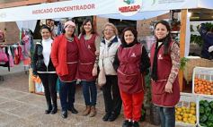 Foto de la galería: Productores del Mercado Concentrador expusieron frente a la Legislatura