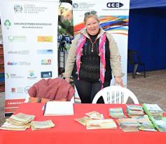 Foto de la galería: Productores del Mercado Concentrador expusieron frente a la Legislatura