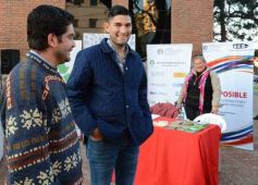 Foto de la galería: Productores del Mercado Concentrador expusieron frente a la Legislatura
