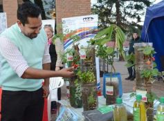 Foto de la galería: Productores del Mercado Concentrador expusieron frente a la Legislatura