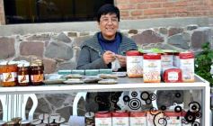 Foto de la galería: Productores del Mercado Concentrador expusieron frente a la Legislatura