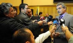 Foto de la galería: Agustín Rossi entregó las actas de la dictadura cívico-militar en la Legislatura de Misiones