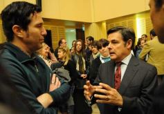 Foto de la galería: Agustín Rossi entregó las actas de la dictadura cívico-militar en la Legislatura de Misiones