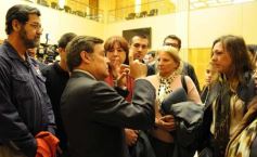 Foto de la galería: Agustín Rossi entregó las actas de la dictadura cívico-militar en la Legislatura de Misiones