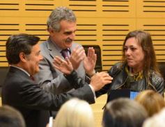 Foto de la galería: Agustín Rossi entregó las actas de la dictadura cívico-militar en la Legislatura de Misiones
