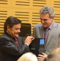 Foto de la galería: Agustín Rossi entregó las actas de la dictadura cívico-militar en la Legislatura de Misiones