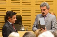 Foto de la galería: Agustín Rossi entregó las actas de la dictadura cívico-militar en la Legislatura de Misiones