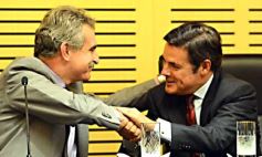 Foto de la galería: Agustín Rossi entregó las actas de la dictadura cívico-militar en la Legislatura de Misiones