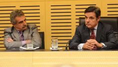 Foto de la galería: Agustín Rossi entregó las actas de la dictadura cívico-militar en la Legislatura de Misiones