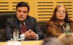 Foto de la galería: Agustín Rossi entregó las actas de la dictadura cívico-militar en la Legislatura de Misiones