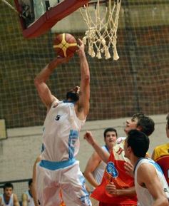 Foto de la galería: Tokio venció a Juventud Unida por 71 a 61