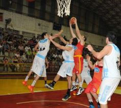 Foto de la galería: Tokio venció a Juventud Unida por 71 a 61