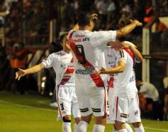 Foto de la galería: La Franja se dio el gusto y derrotó al puntero en Villa Sarita