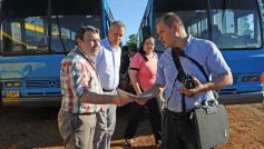 Foto de la galería: TiPoka entregó dos unidades de transporte en comodato a la Municipalidad de Posadas