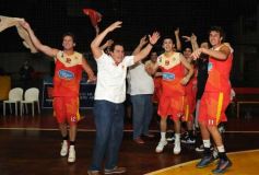 Foto de la galería: Tokio remontó un partido difícil y cortó una racha negativa