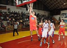 Foto de la galería: Tokio remontó un partido difícil y cortó una racha negativa