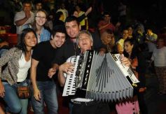 Foto de la galería: La segunda noche del gran Festival estuvo marcada de homenajes