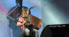 Foto de la galería: La segunda noche del gran Festival estuvo marcada de homenajes
