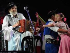Foto de la galería: La segunda noche del gran Festival estuvo marcada de homenajes