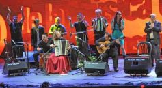 Foto de la galería: La segunda noche del gran Festival estuvo marcada de homenajes