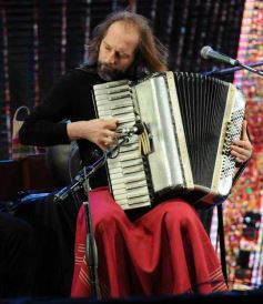 Foto de la galería: La segunda noche del gran Festival estuvo marcada de homenajes