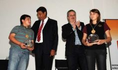 Foto de la galería: Premiaron a los que trabajaron intensamente en 2014 por los derechos de los niños