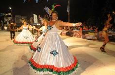Sixto Fotografías. Sociedad. Carnavales Misioneros - Cierre del corso posadeño en Itaembé Miní