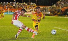 Sixto Fotografías. Deportes. B Nacional - Crucero del Norte empató con Unión de Santa Fe